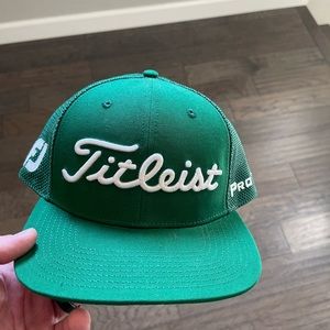 Brand new Titleist flat brim green snapback